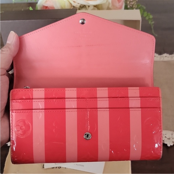 Limited Edition & Authentic Louis Vuitton Reyeur Poppy Petal patent wallet - Picture 8 of 11